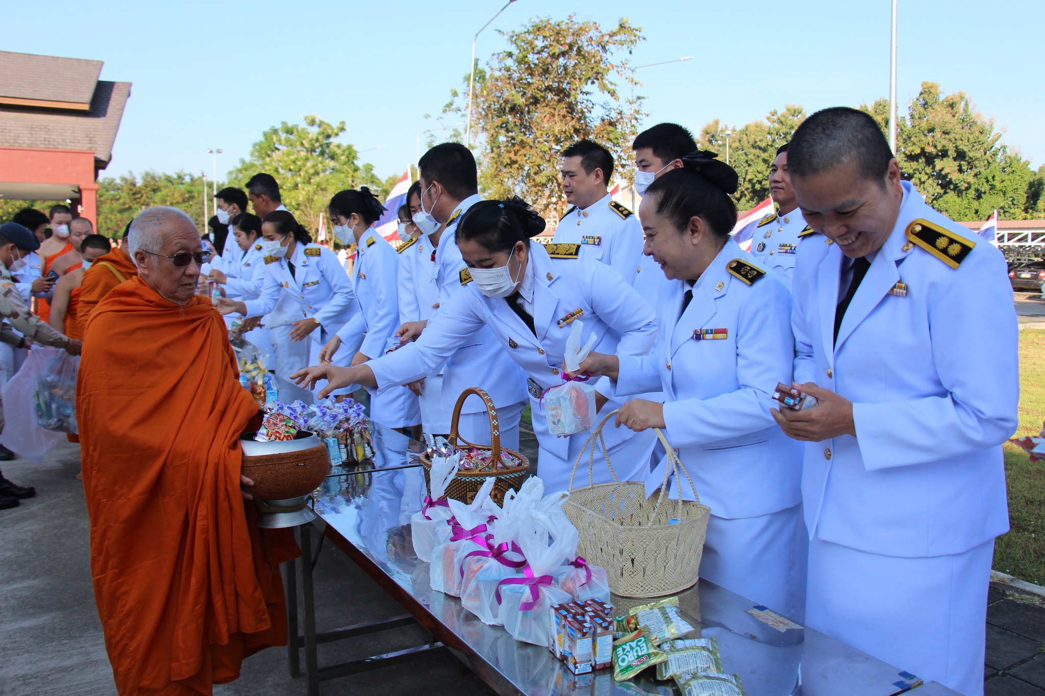 ร่วมพิธีสวดพระพุทธมนต์ และทำบุญตักบาตร เนื่องในวันสมเด็จพระมหาธีรราชเจ้า