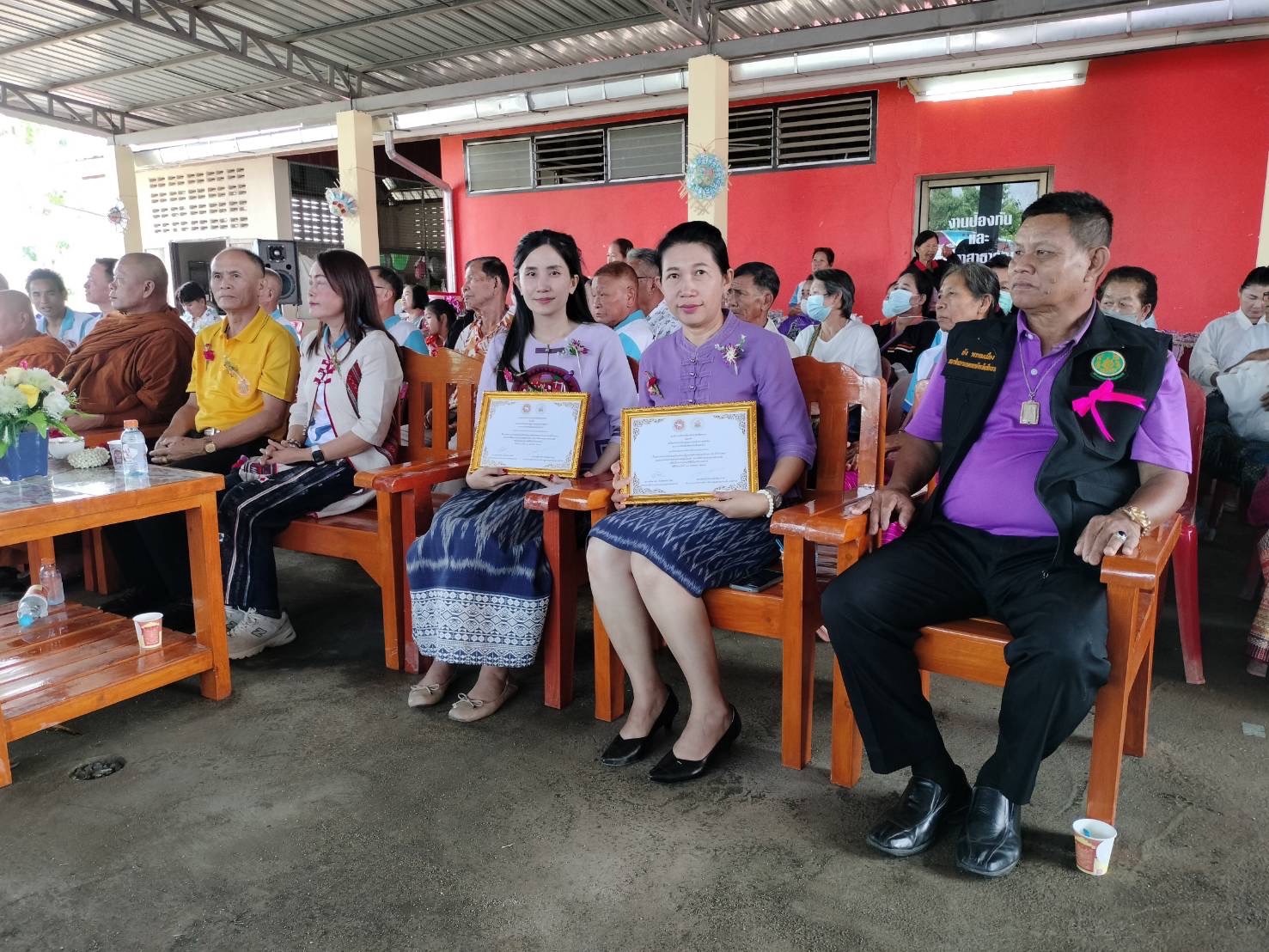 ร่วมพิธีรับมอบใบประกาศนียบัตรของโรงเรียนผู้สูงอายุ