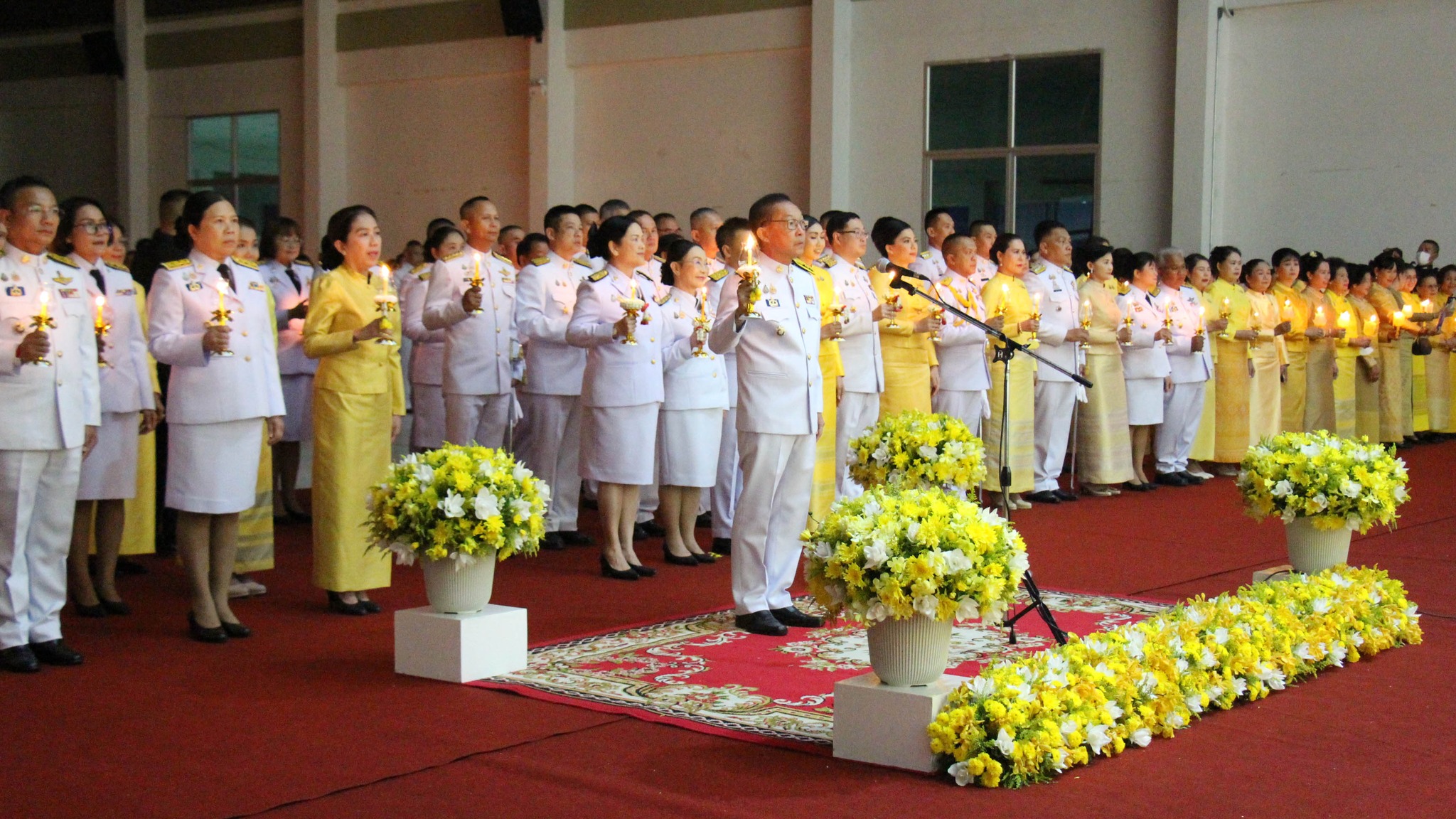 พิธีถวายเครื่องราชสักการะ วางพานพุ่ม และพิธีจุดเทียนชัยถวายพระพรชัยมงคล