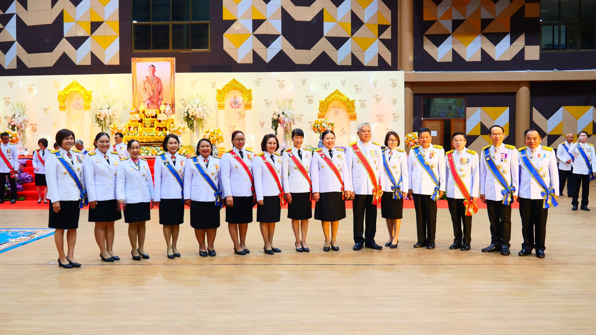 งานสโมสรสันนิบาตเฉลิมพระเกียรติพระบาทสมเด็จพระเจ้าอยู่หัว เนื่องในโอกาสพระราชพิธีมหามงคลเฉลิมพระชนมพรรษา 6 รอบ