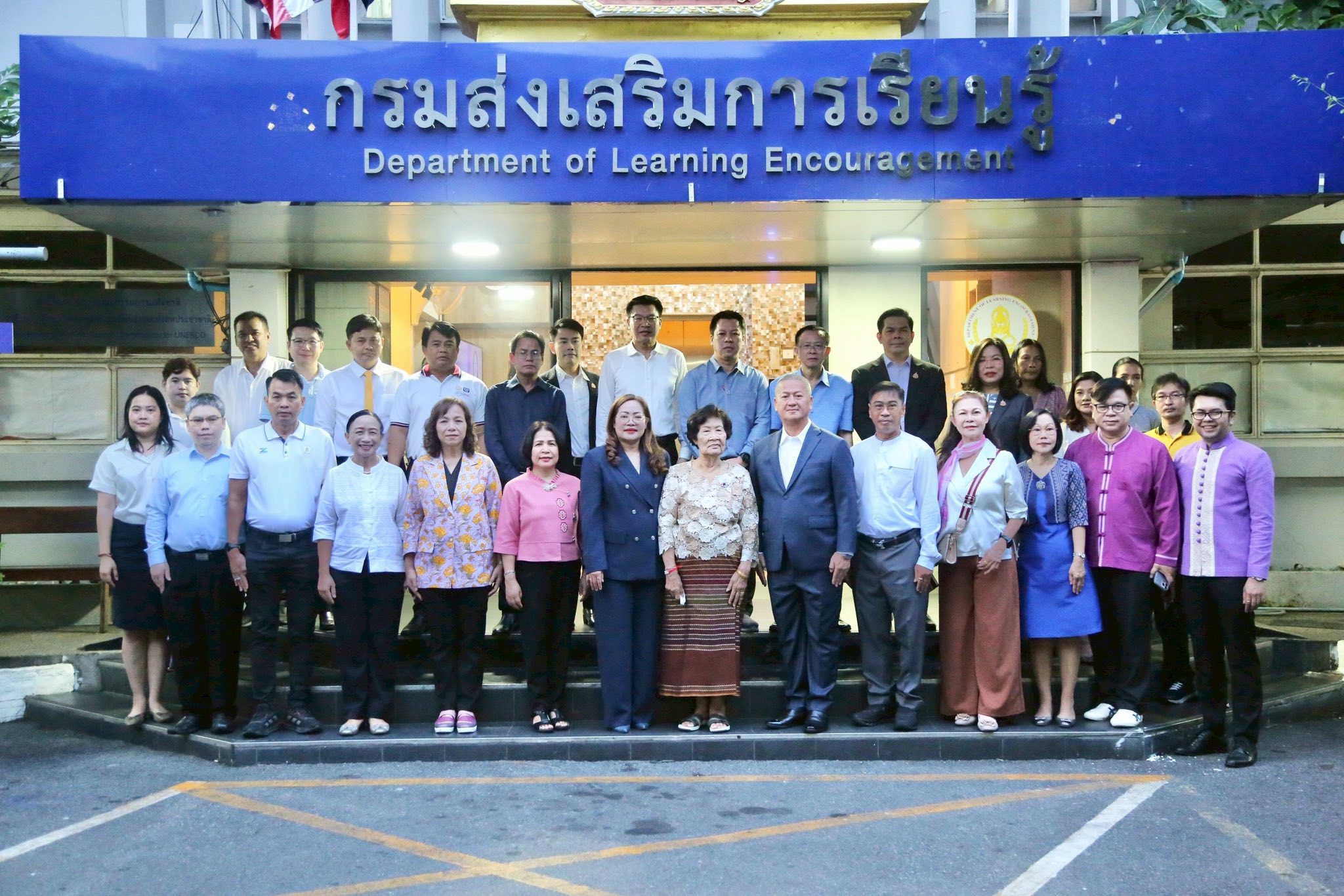 เกศทิพย์ สักการะสิ่งศักดิ์สิทธิ์ประจำ ศธ. พร้อมทีมงาน สกร. ร่วมสร้างองค์กรแห่งความสุขและเสริมสังคมแห่งการให้