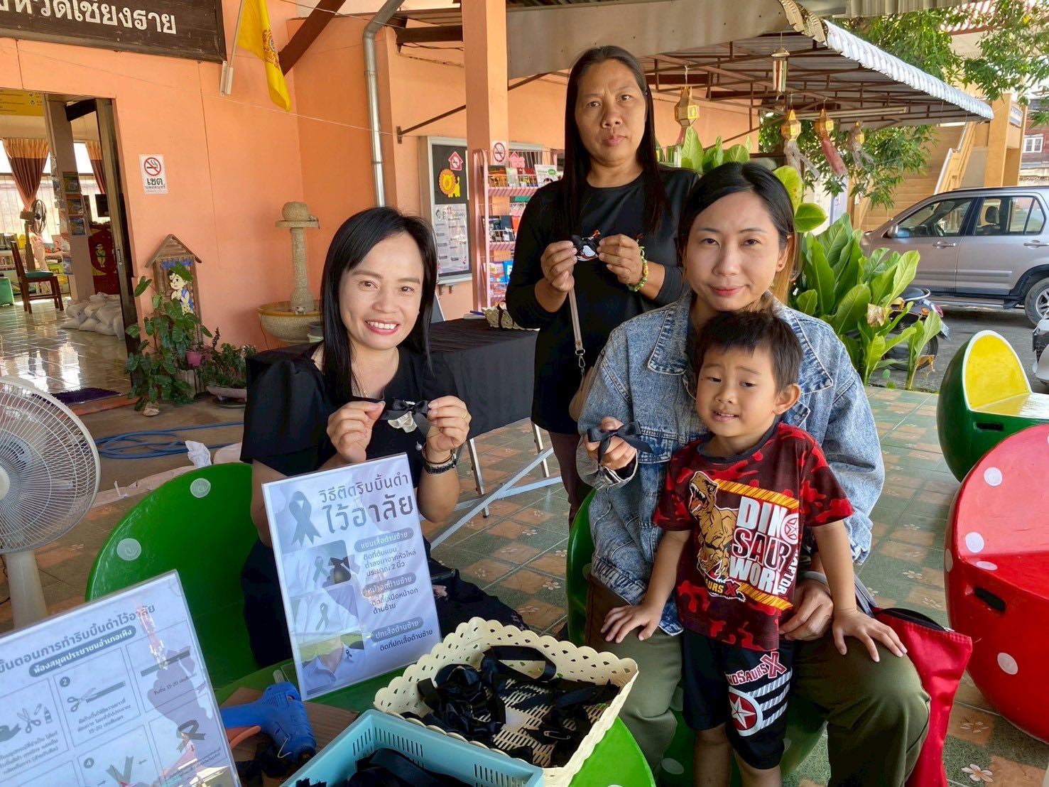 สกร.ระดับอำเภอเทิง จัดกิจกรรมการสอนทำ “ริบบิ้น”