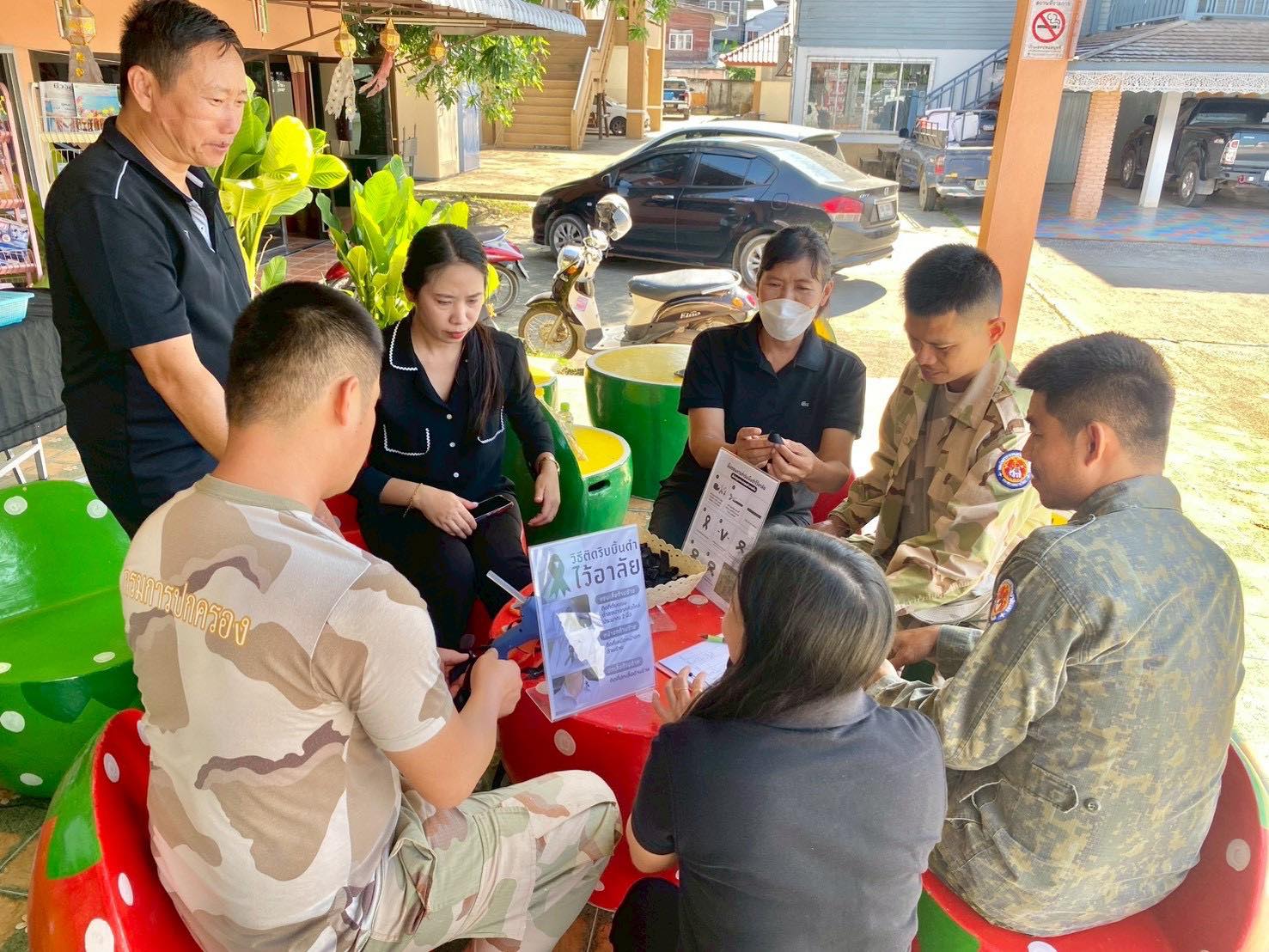 กิจกรรมการสอนทำ “ริบบิ้น” เครื่องหมายแสดงความอาลัย