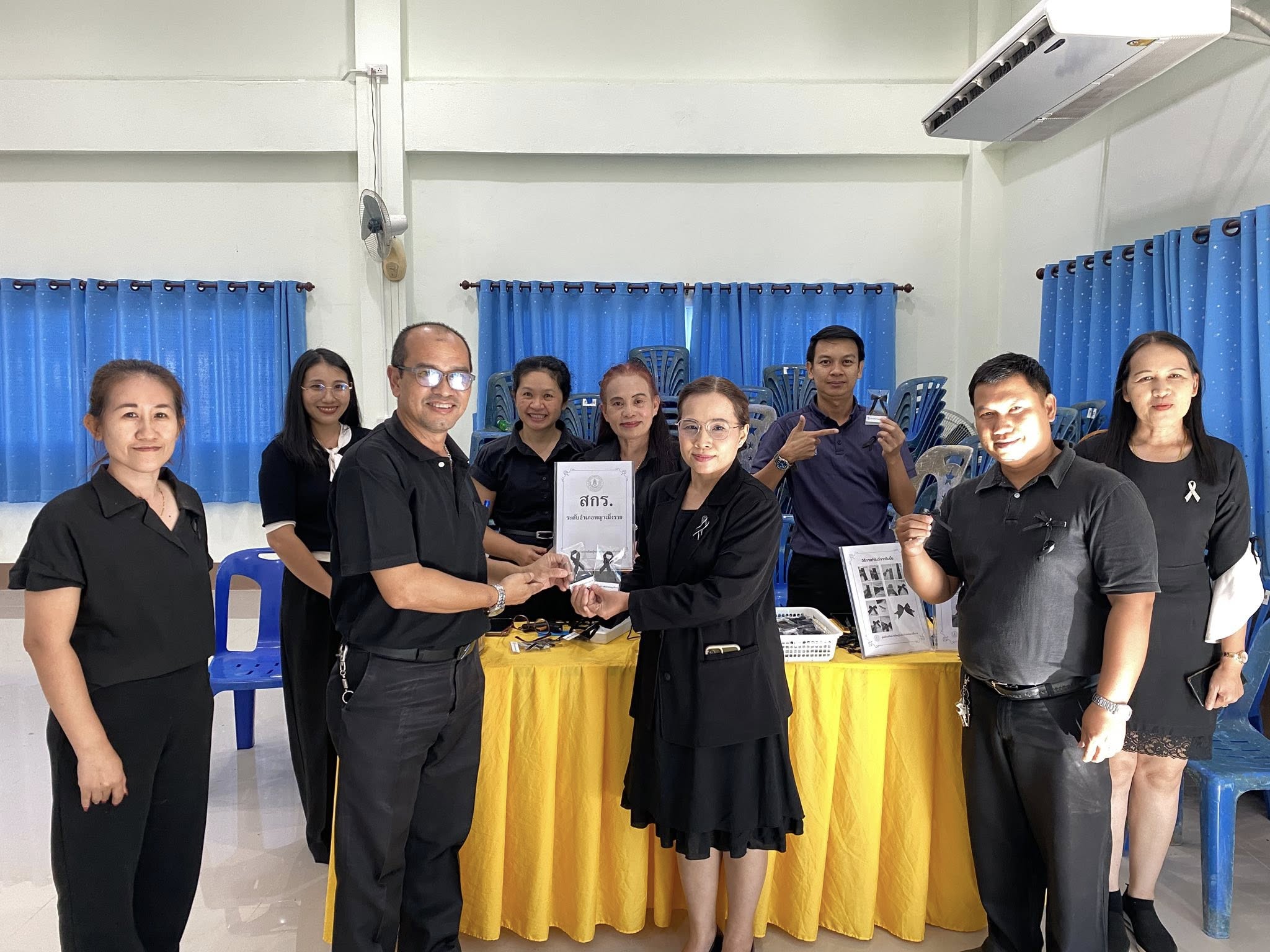 กิจกรรมสอนทำริบบิ้นดำ ถวายความอาลัย สมเด็จพระนางเจ้าสิริกิติ์ พระบรมราชินีนาถ พระบรมราชชนนีพันปีหลวง และแจกริบบิ้นฟรี