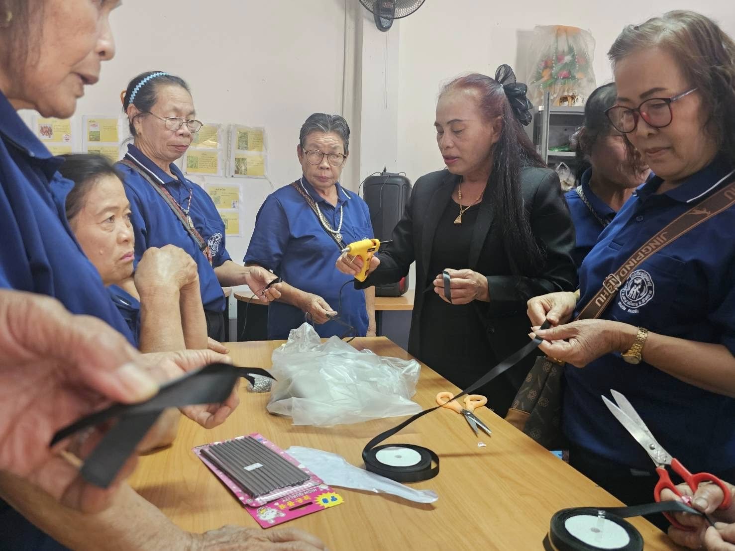 จัดกิจกรรมสอนทำริบบิ้นดำ ถวายความอาลัย สมเด็จพระนางเจ้าสิริกิติ์ พระบรมราชินีนาถ พระบรมราชชนนีพันปีหลวง