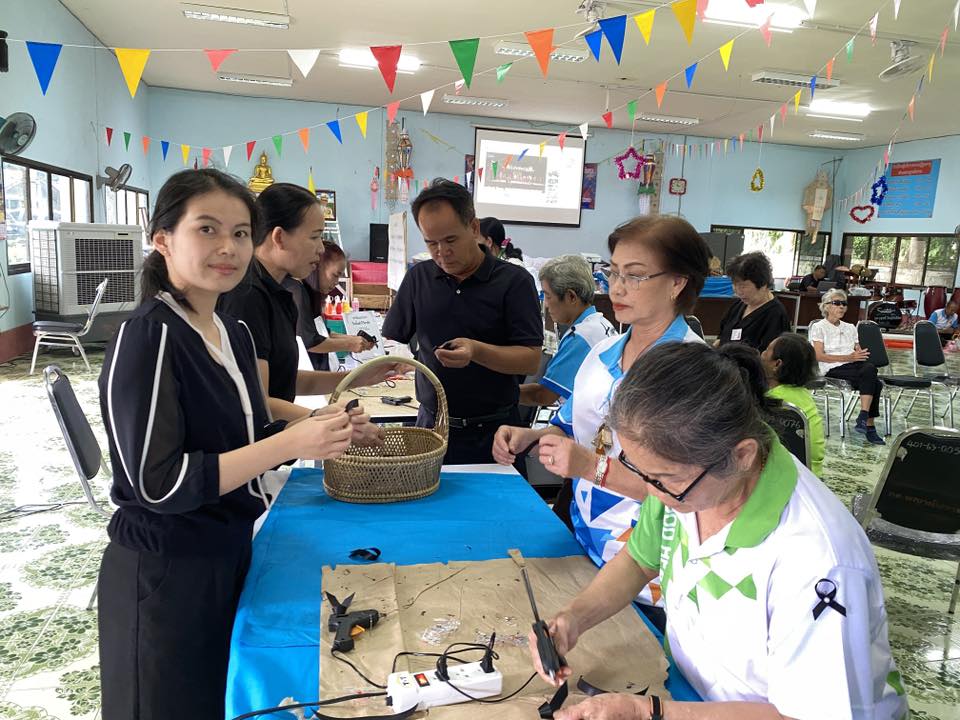 จัดกิจกรรมสอนทำริบบิ้นดำ ถวายความอาลัย