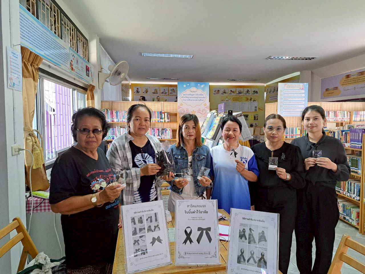 สกร.ระดับอำเภอพญาเม็งราย จัดกิจกรรมสอนทำริบบิ้นดำ