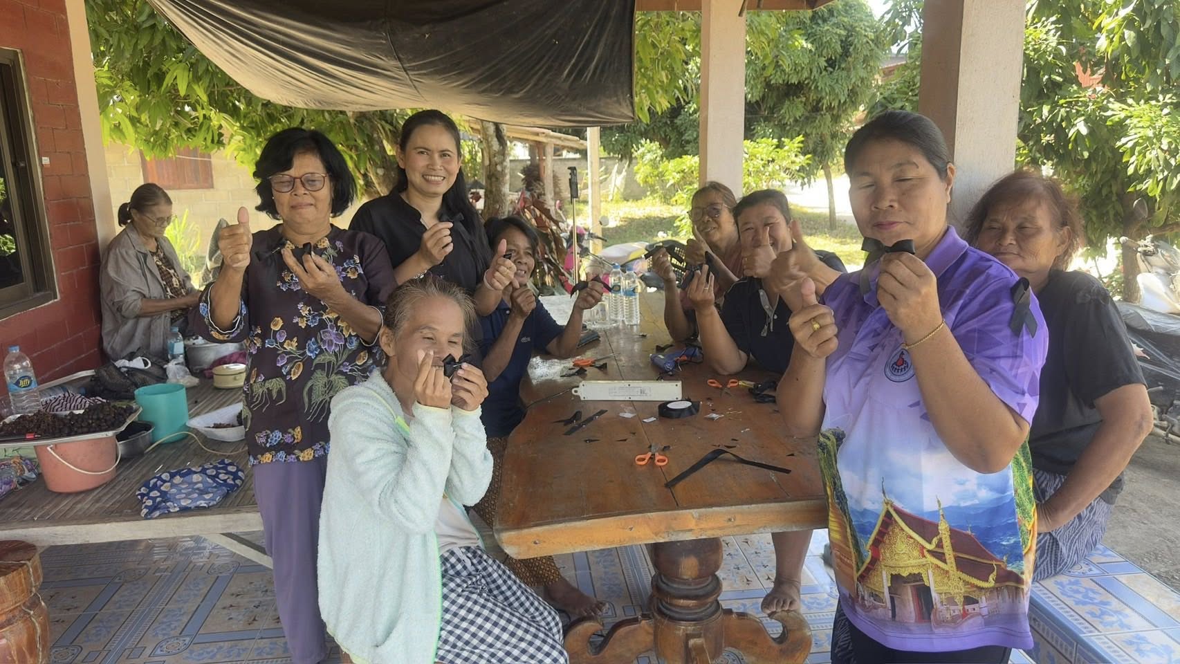 สกร.ระดับอำเภอเทิงจัดกิจกรรมการสอนทำ “ริบบิ้น” เครื่องหมายแสดงความอาลัย