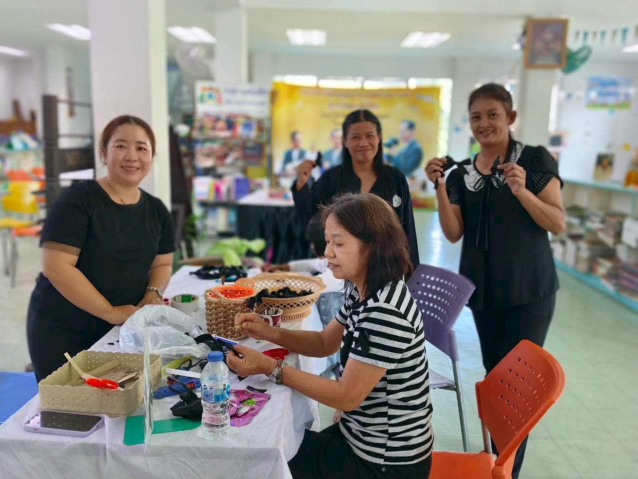 ห้องสมุดประชาชนจังหวัดเชียงรายได้จัดกิจกรรมการทำโบว์ดำไว้ทุกข์