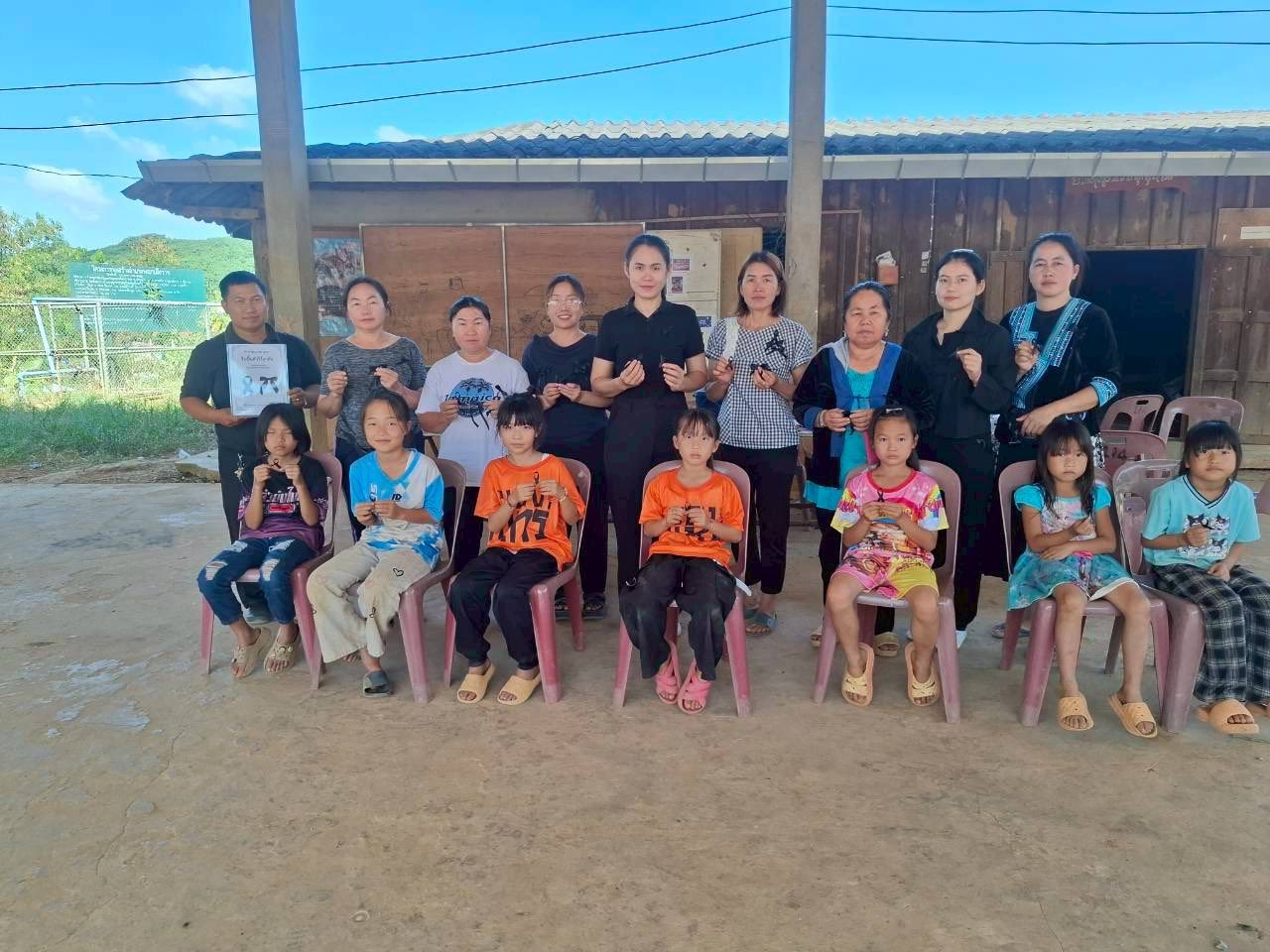 ดกิจกรรมสอนทำริบบิ้นดำ เพื่อถวายความอาลัย