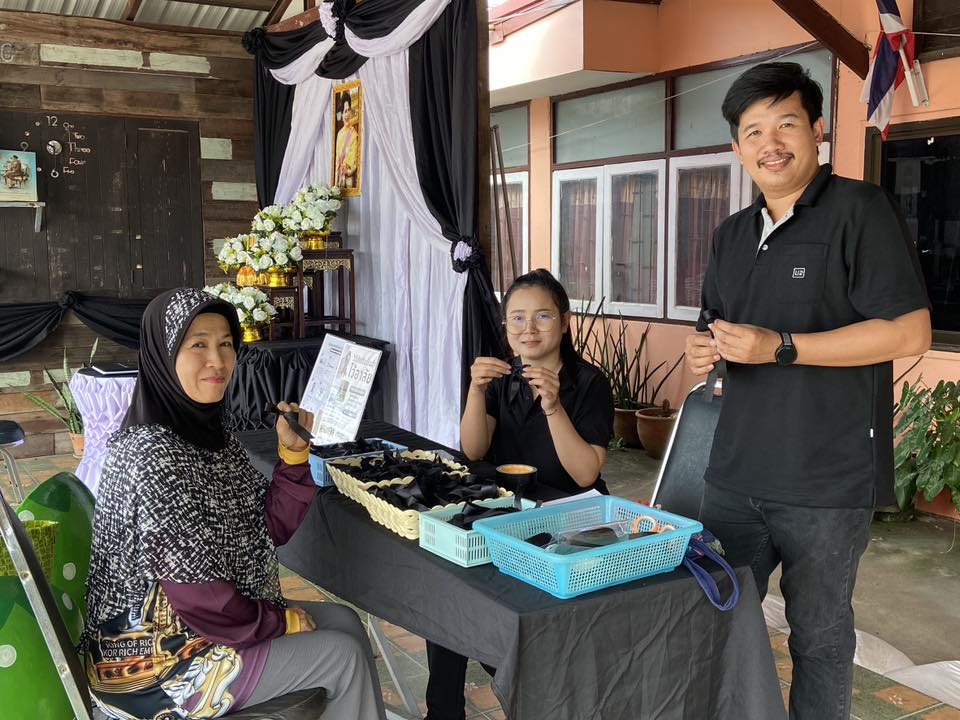 จัดกิจกรรมการสอนทำ “ริบบิ้น” เครื่องหมายแสดงความอาลัย