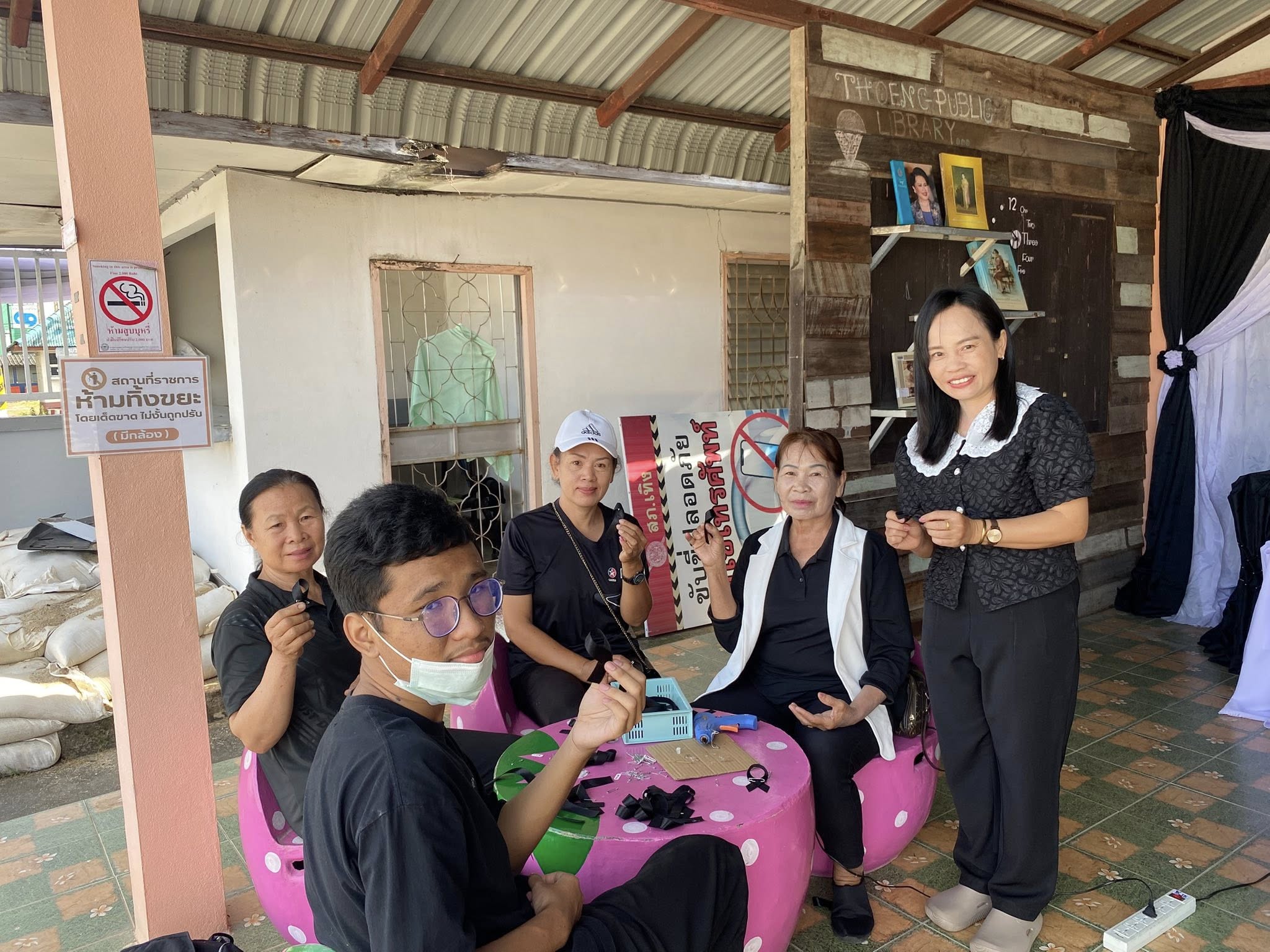 จัดกิจกรรมการสอนทำ “ริบบิ้น” เครื่องหมายแสดงความอาลัย