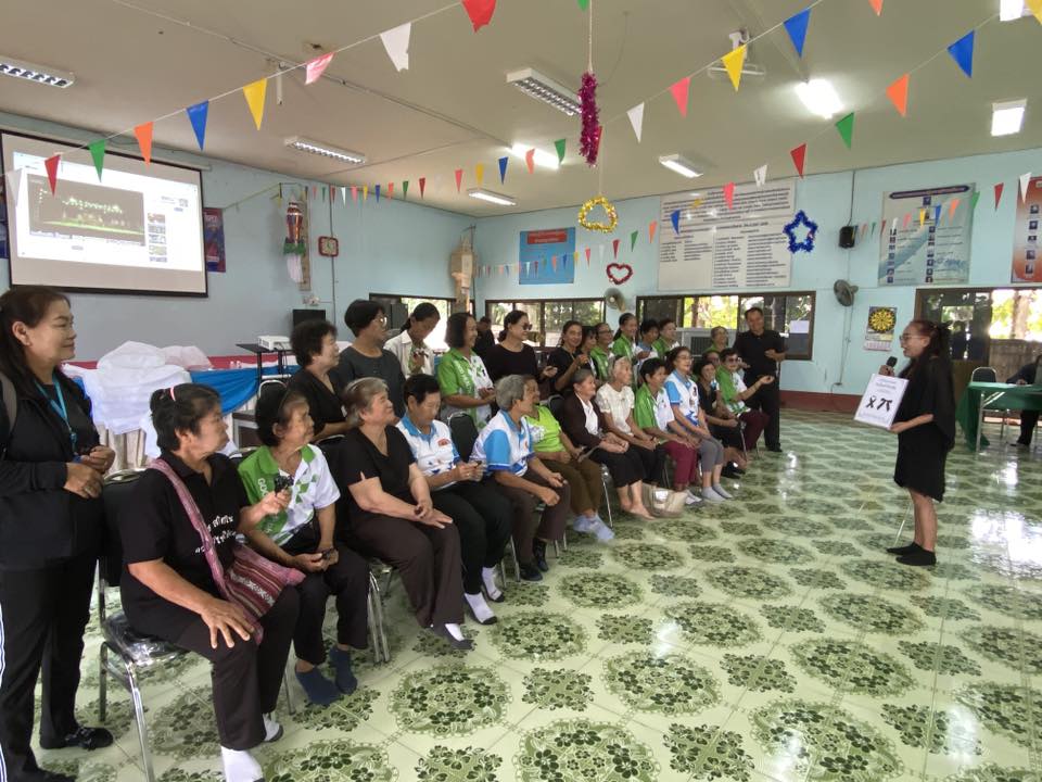 กิจกรรมสอนทำริบบิ้นดำ ถวายความอาลัย และแนะนำแบบการติดโบว์ริบบิ้นที่