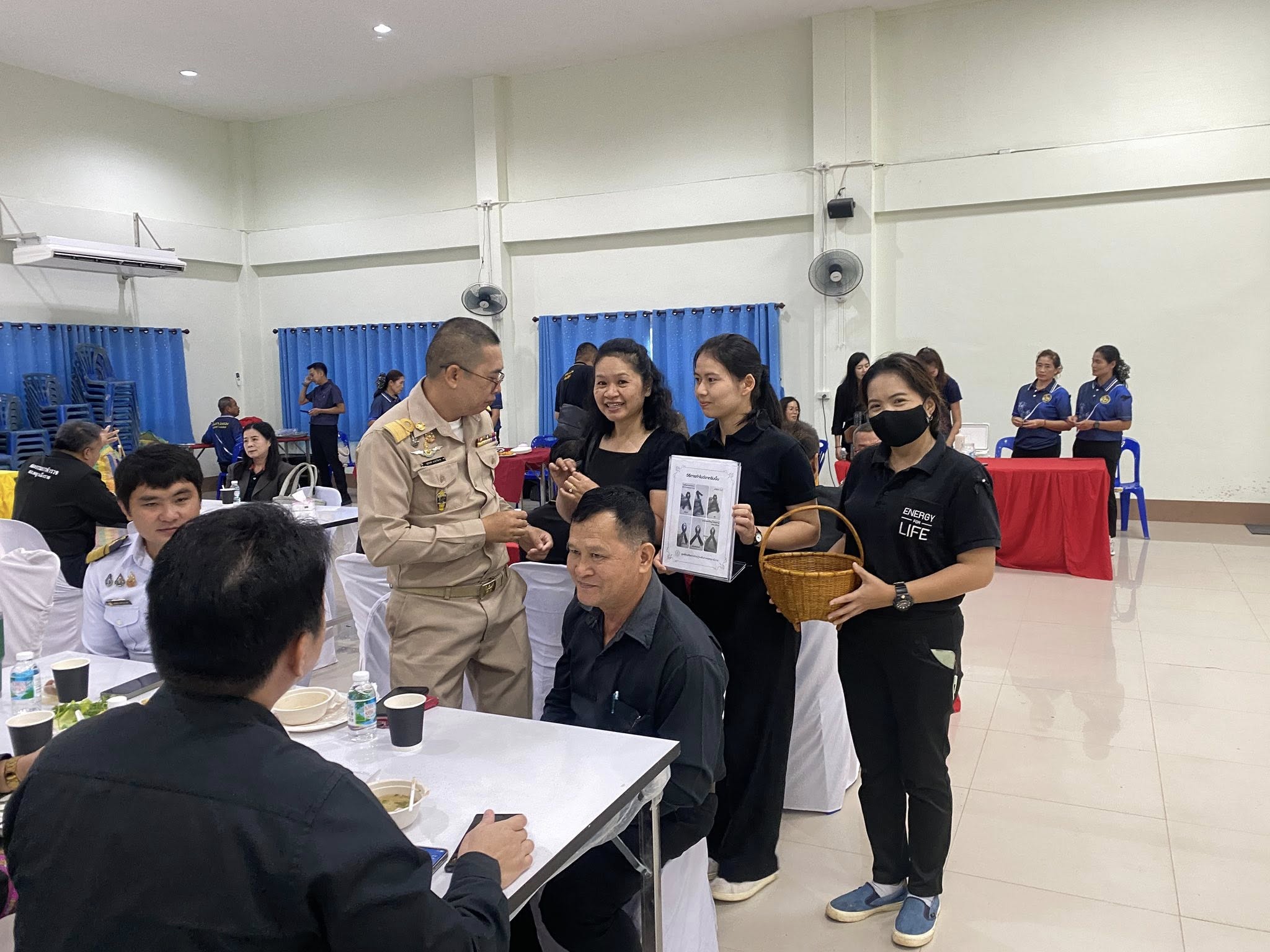 สกร.ระดับอำเภอพญาเม็งราย แจกริบบิ้นดำ เครื่องหมายแสดงความอาลัย