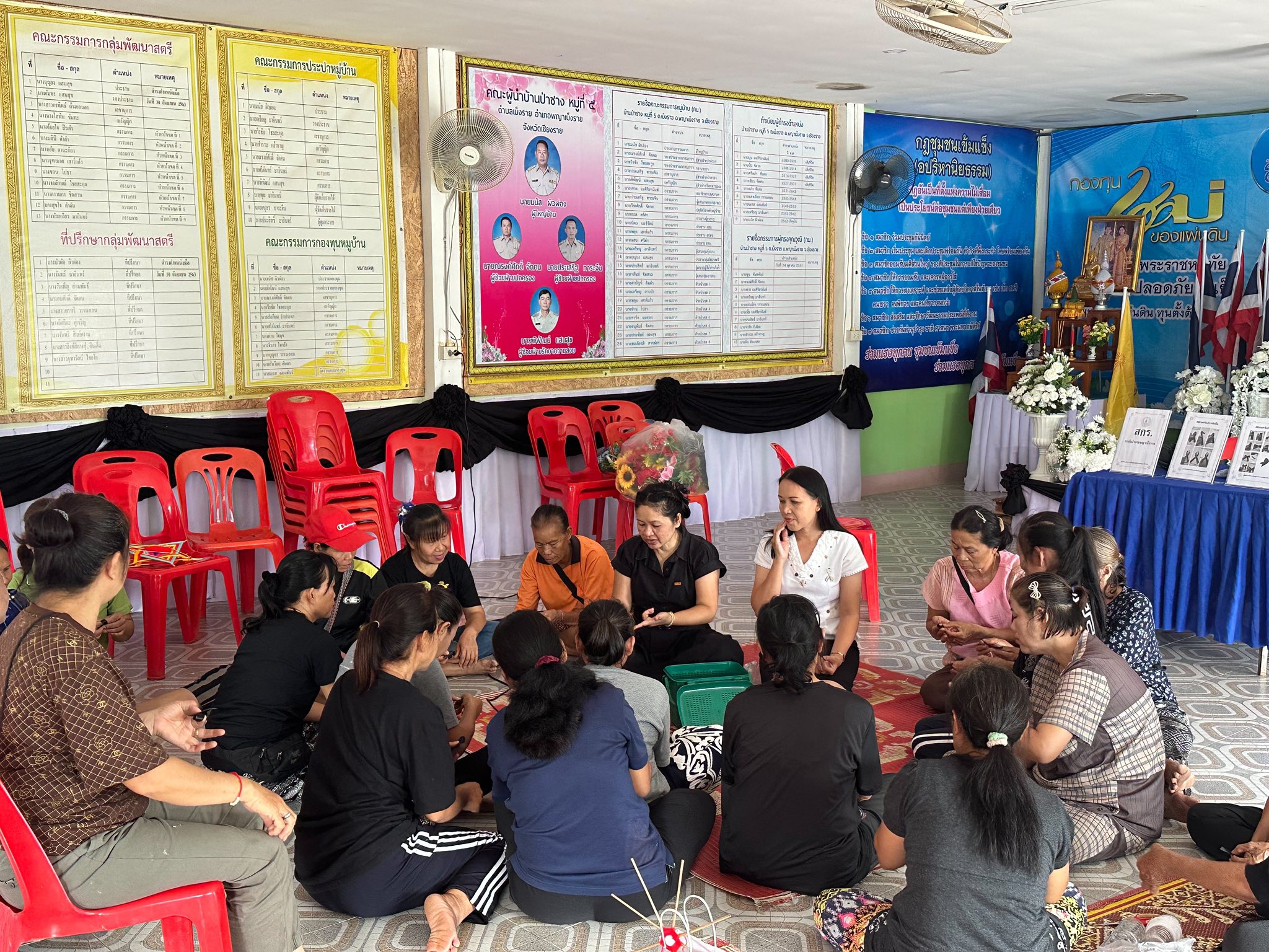 กิจกรรมสอนทำริบบิ้นดำ ถวายความอาลัย