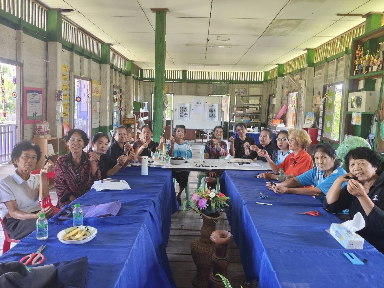 จัดกิจกรรมสอนทำริบบิ้นดำ ถวายความอาลัย