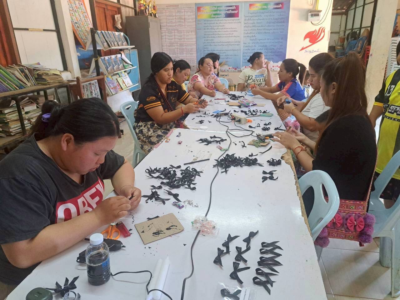 จัดกิจกรรมสอนทำริบบิ้นดำ เพื่อถวายความอาลัย สมเด็จพระนางเจ้าสิริกิติ์ พระบรมราชินีนาถ พระบรมราชชนนีพันปีหลวง