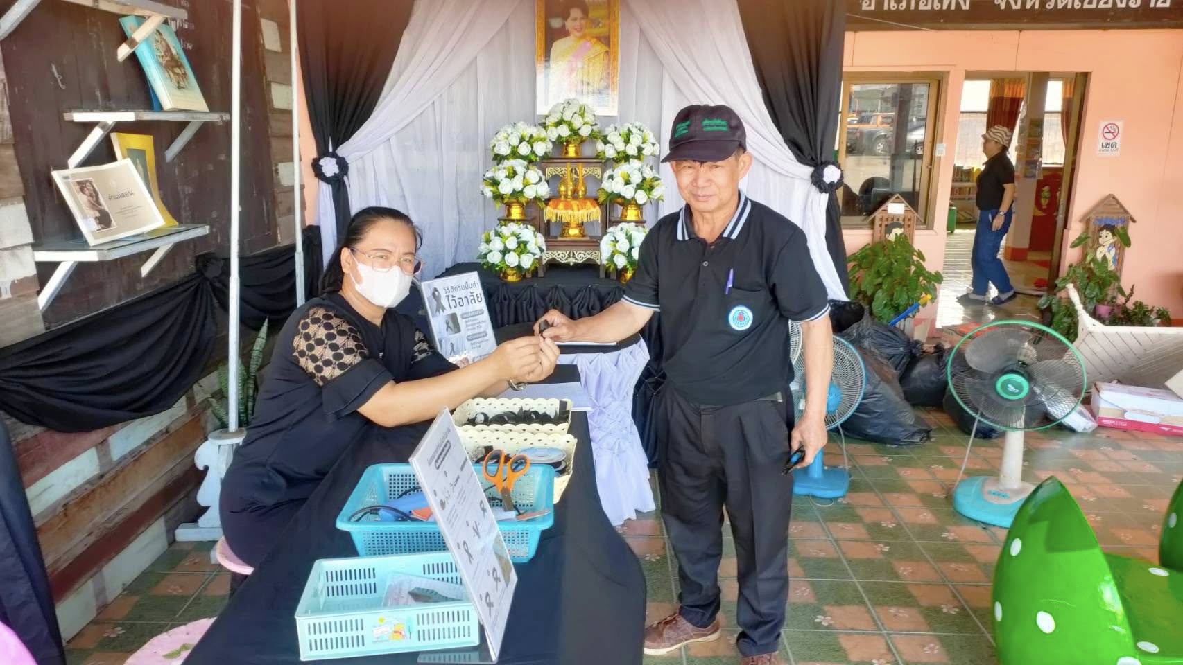 กิจกรรมการสอนทำ “ริบบิ้น” เครื่องหมายแสดงความอาลัย พระผู้เสด็จสู่สวรรคาลัย