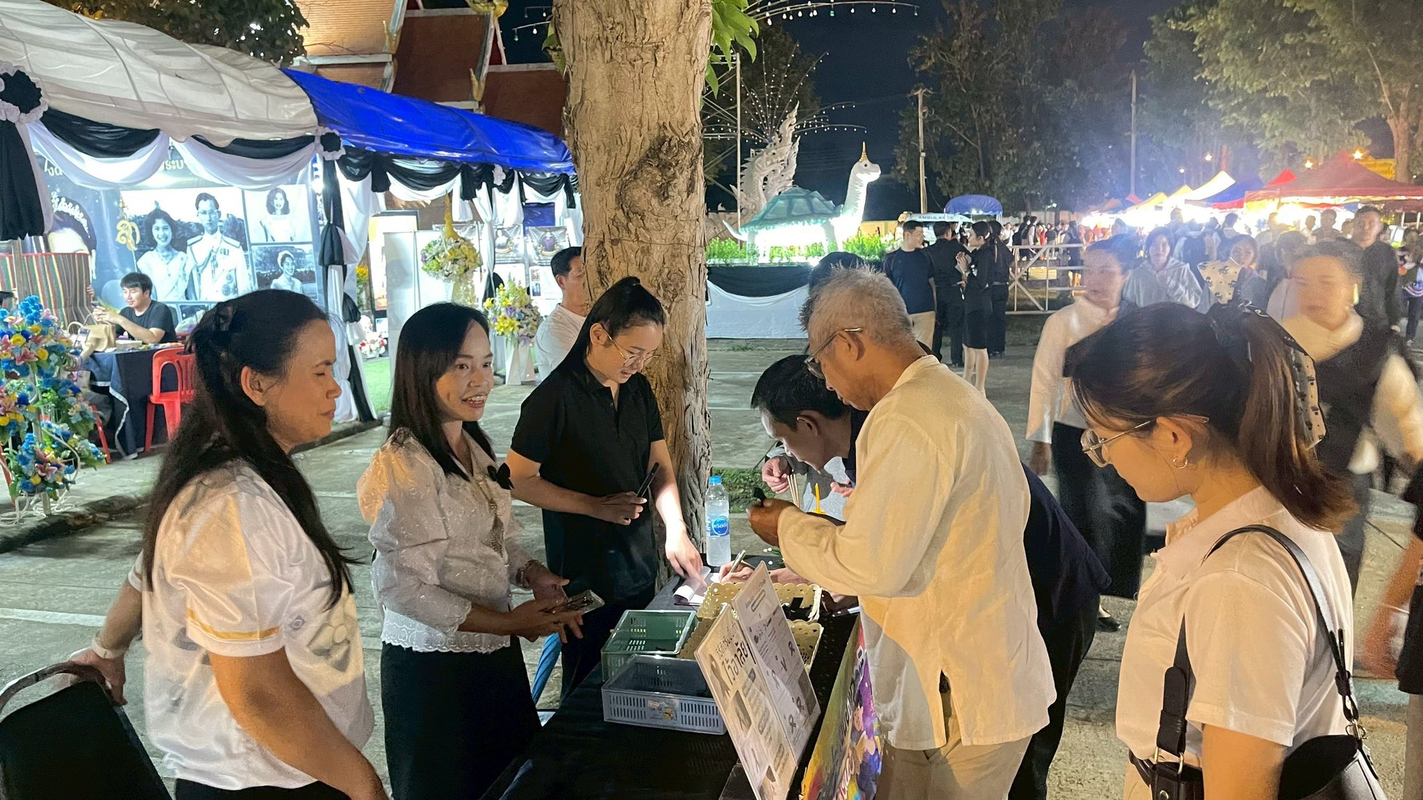 สกร.ระดับอำเภอเทิง จัดกิจกรรมการสอนทำ “ริบบิ้น” เครื่องหมายแสดงความอาลัย