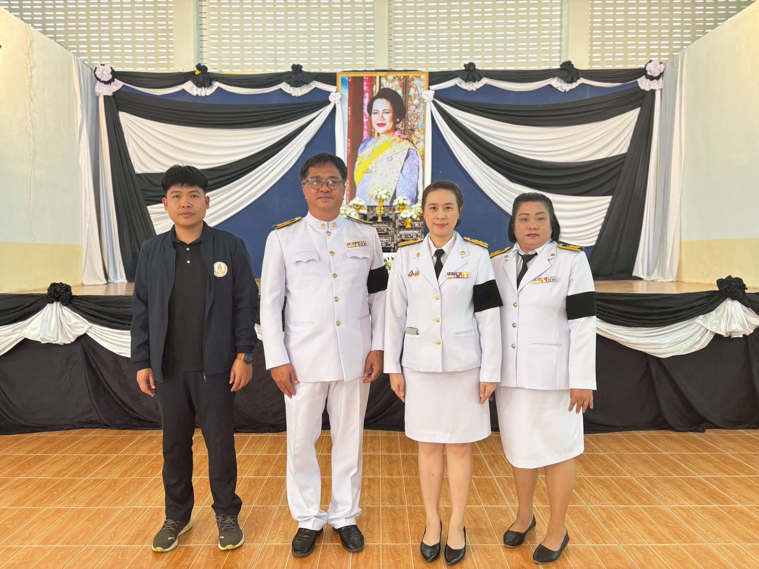 เข้าร่วมพิธีบำเพ็ญกุศลปัณรสมวาร (15 วัน) แห่งการสวรรคต สมเด็จพระนางเจ้าสิริกิติ์พระบรมราชินีนาถพระบรมราชชนนีพันปีหลวง