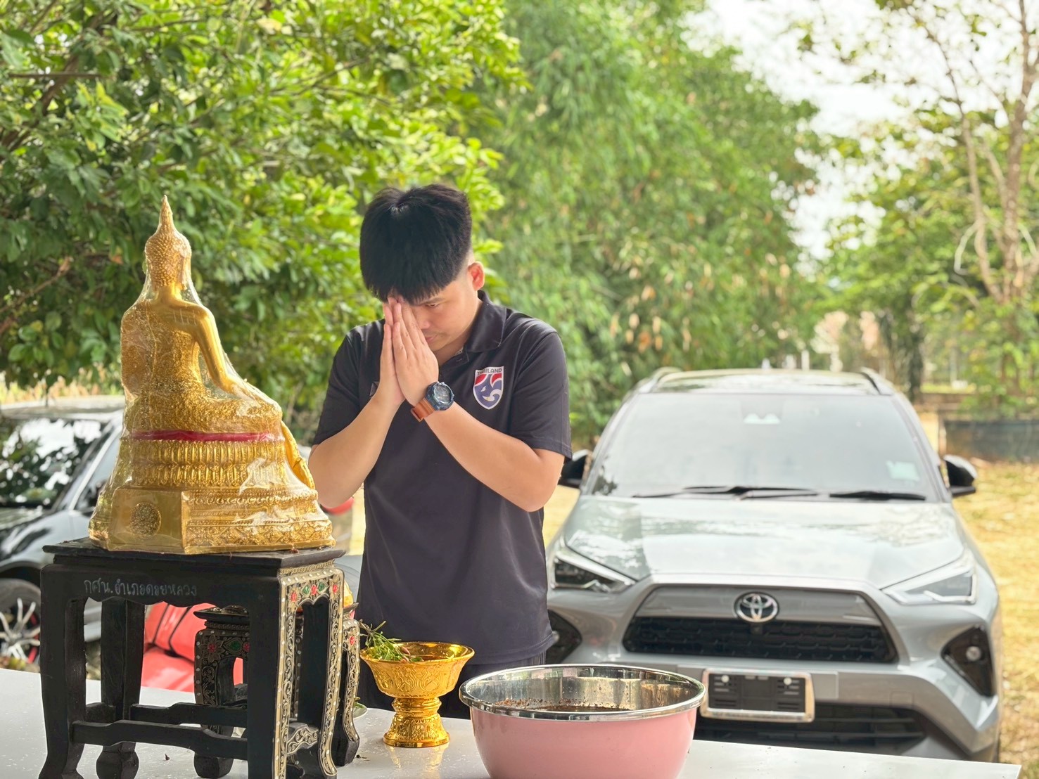 พิธีสรงน้ำพระพุทธรูปและทำบุญไหว้เจ้าที่เพื่อความเป็นสิริมงคล และร่วมรดน้ำดำหัวท่านผู้อำนวยการ สกร.ระดับอำเภอดอยหลวง