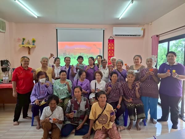 ประดิษฐ์ดอกไม้ ณ. โรงเรียนผู้สูงอายุตำบลปงน้อย