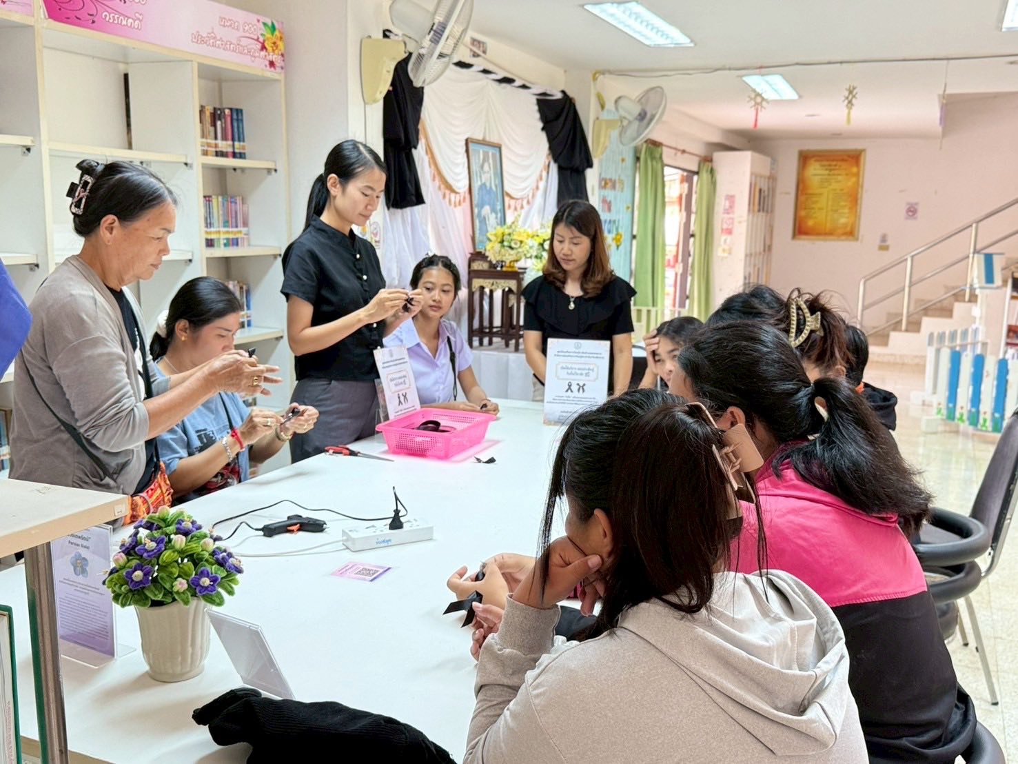 นำนักศึกษาจัดทำริบบิ้นเพื่อถวายอาลัย และ ศึกษาแหล่งเรียนรู้ ส่งเสริมการเรียนรู้ตลอดชีวิต