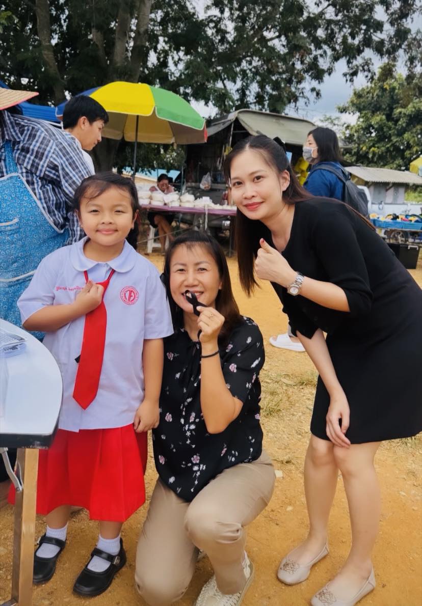 4 พ.ย.2568 ร่วมจัดกิจกรรมสอนทำริบบิ้นเพื่อแสดงการไว้อาลัยฯและรับสมัครนักศึกษาภาคเรียนที่ 2/2568 ณ ตลาดนัดคลองถม (หน้า 7-Eleven)บ้านซ้อ หมู่ที่ 8