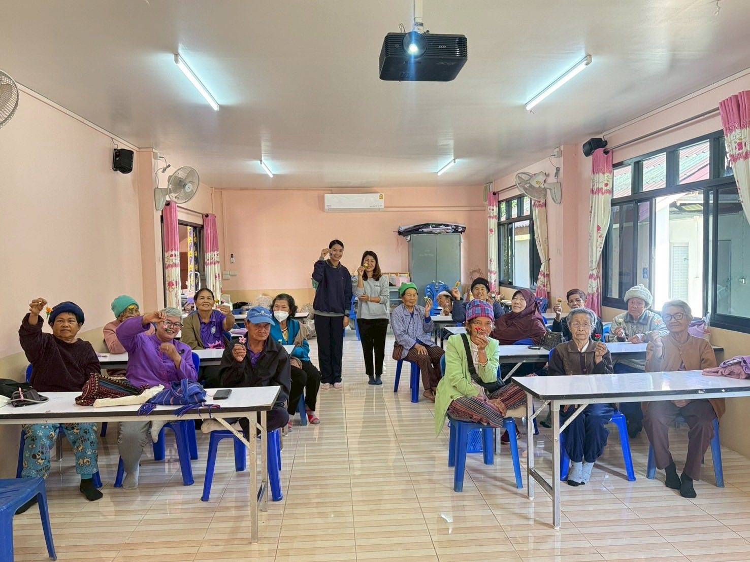 27 พ.ย.2568 กิจกรรมโรงเรียนผู้สูงอายุตำบลปงน้อย ได้แก่ การประดิษฐ์ดอกไม้จากลวดกำมะหยี่ นันทนาการด้านสุขภาพ
