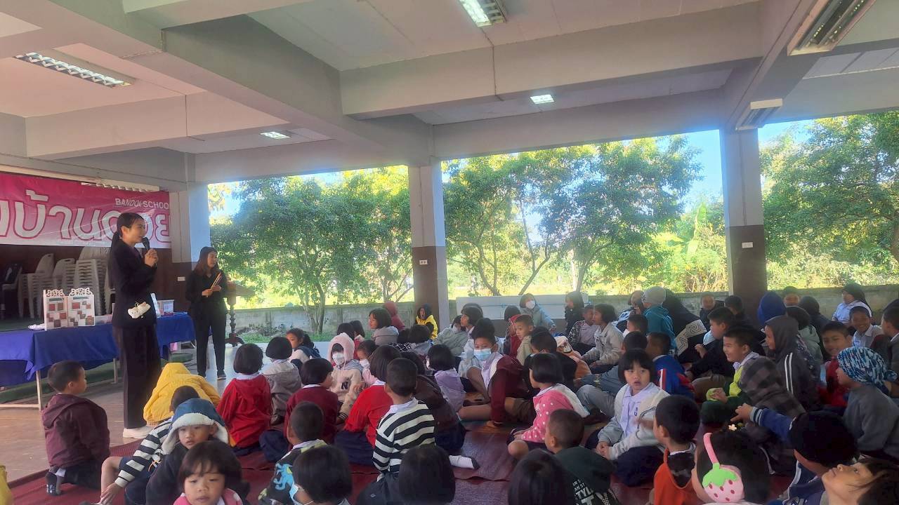 22 ธันวาคม2568 กิจกรรมส่งเสริมการอ่าน เช่น ทำริบบิ้น พวงกุญแจลวดกำมะหยี่โมบายซานต้าคลอส และการ์ดซานต้าครอส ณ โรงเรียนบ้านดอย ตำบลโชคชัย อำเภอดอยหลวง จังหวัดเชียงราย