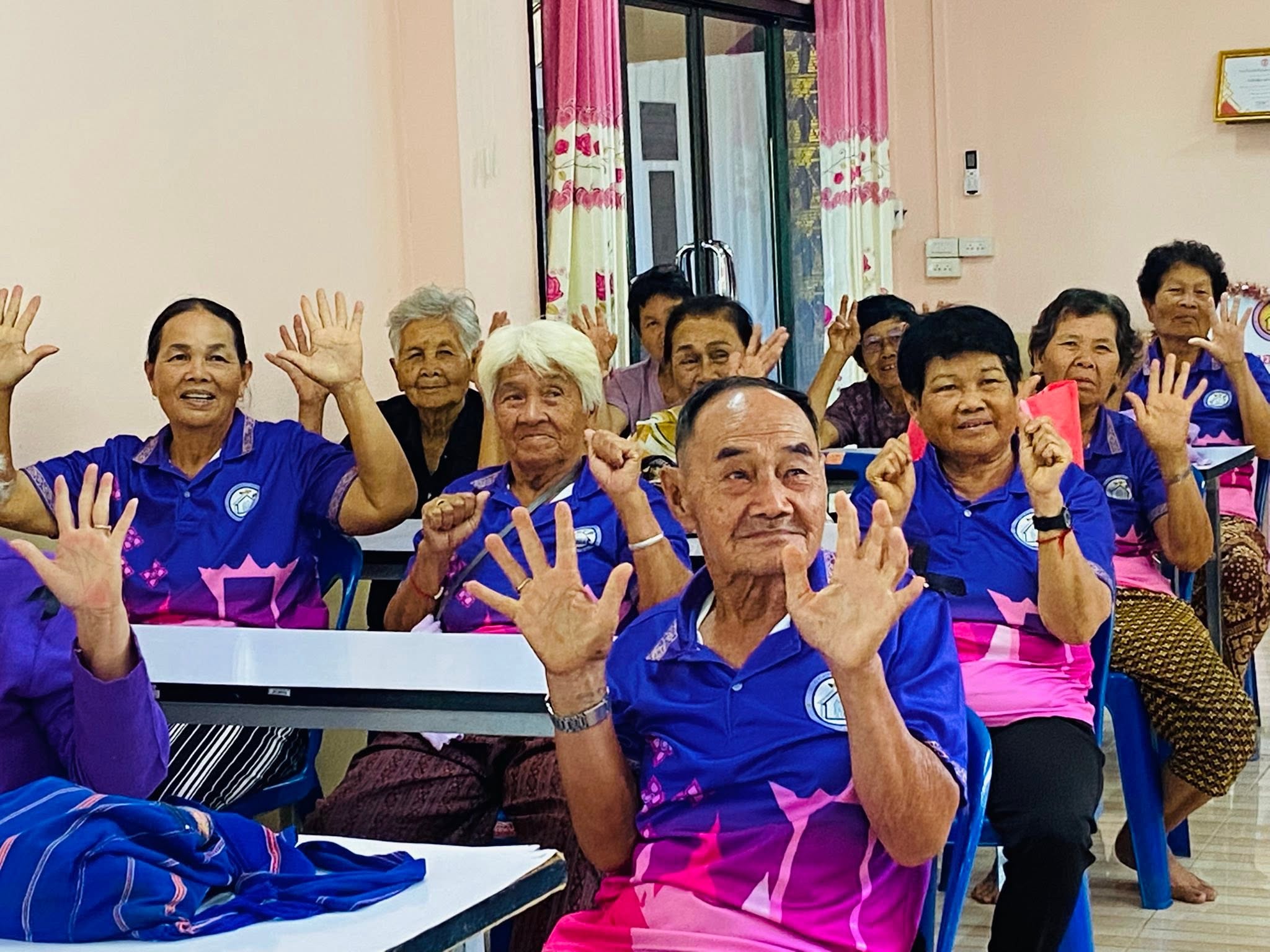 วันที่ 18 มิถุนายน 2568ครูศูนย์การเรียนรู้ระดับตำบลปงน้อย ร่วมกับบรรณารักษ์ห้องสมุดประชาชนอำเภอดอยหลวง ได้จัดกิจกรรมส่งเสริมการเรียนรู้ตลอดชีวิต ณ โรงเรียนผู้สูงอายุตำบลปงน้อย โดยมีกิจกรรมสันทนาการ และ สอนทำดอกไม้จันทน์รวมถึงนำไปใช้ในการจัดทำพวงหรีด ณ อบต.ปงน้อย