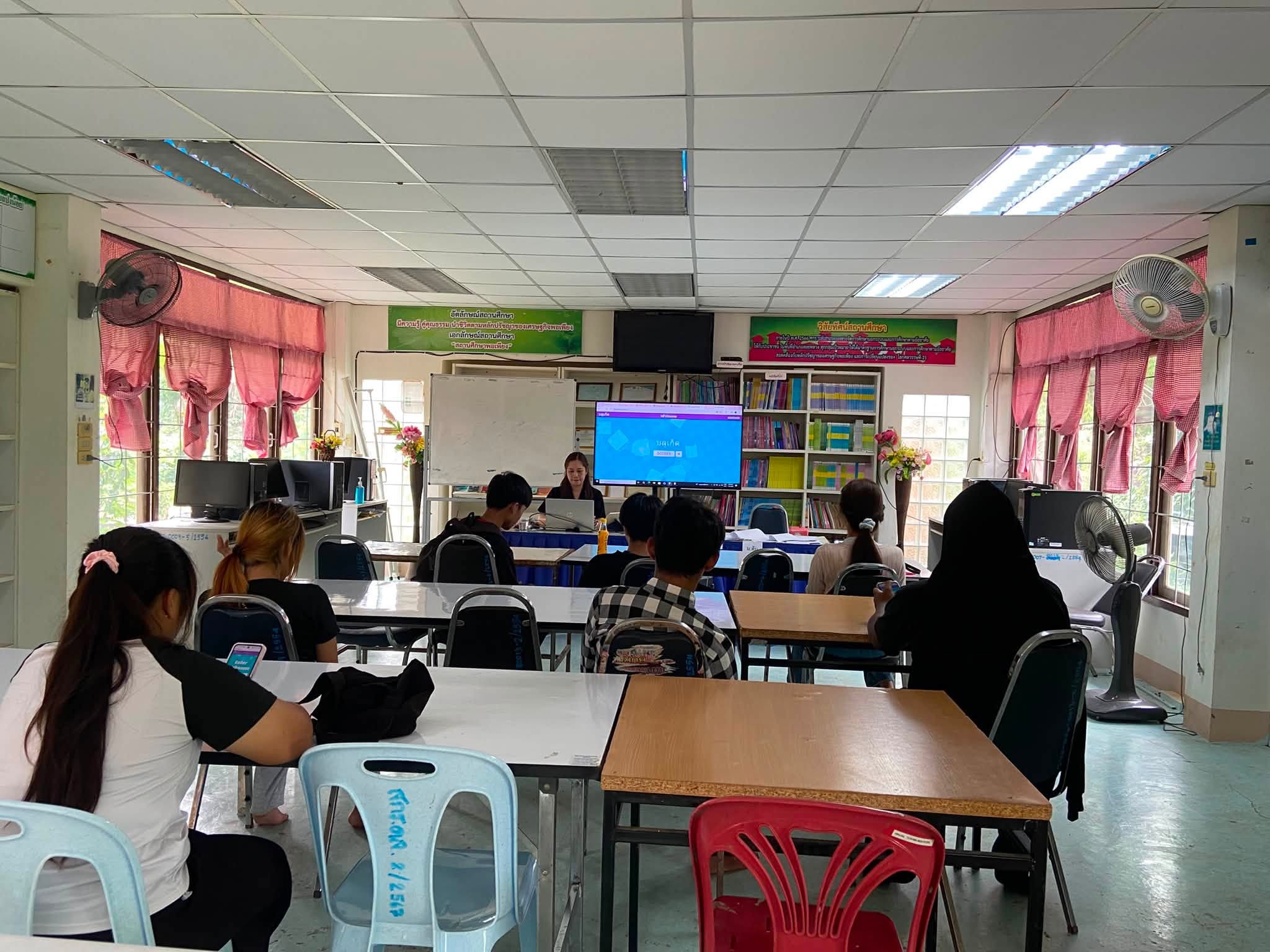 วันที่ 15 กรกฎาคม 2569 พบกลุ่มแลกเปลี่ยนเรียนรู้ นักศึกษาศูนย์การเรียนรู้ระดับตำบลปงน้อย โดยมี นางสาวณัฐนิช มะลิแก ครูผู้ช่วย ขยายผล แบ่งกันความรู้ สู่ นักศึกษา ศกร.ระดับตำบลปงน้อย