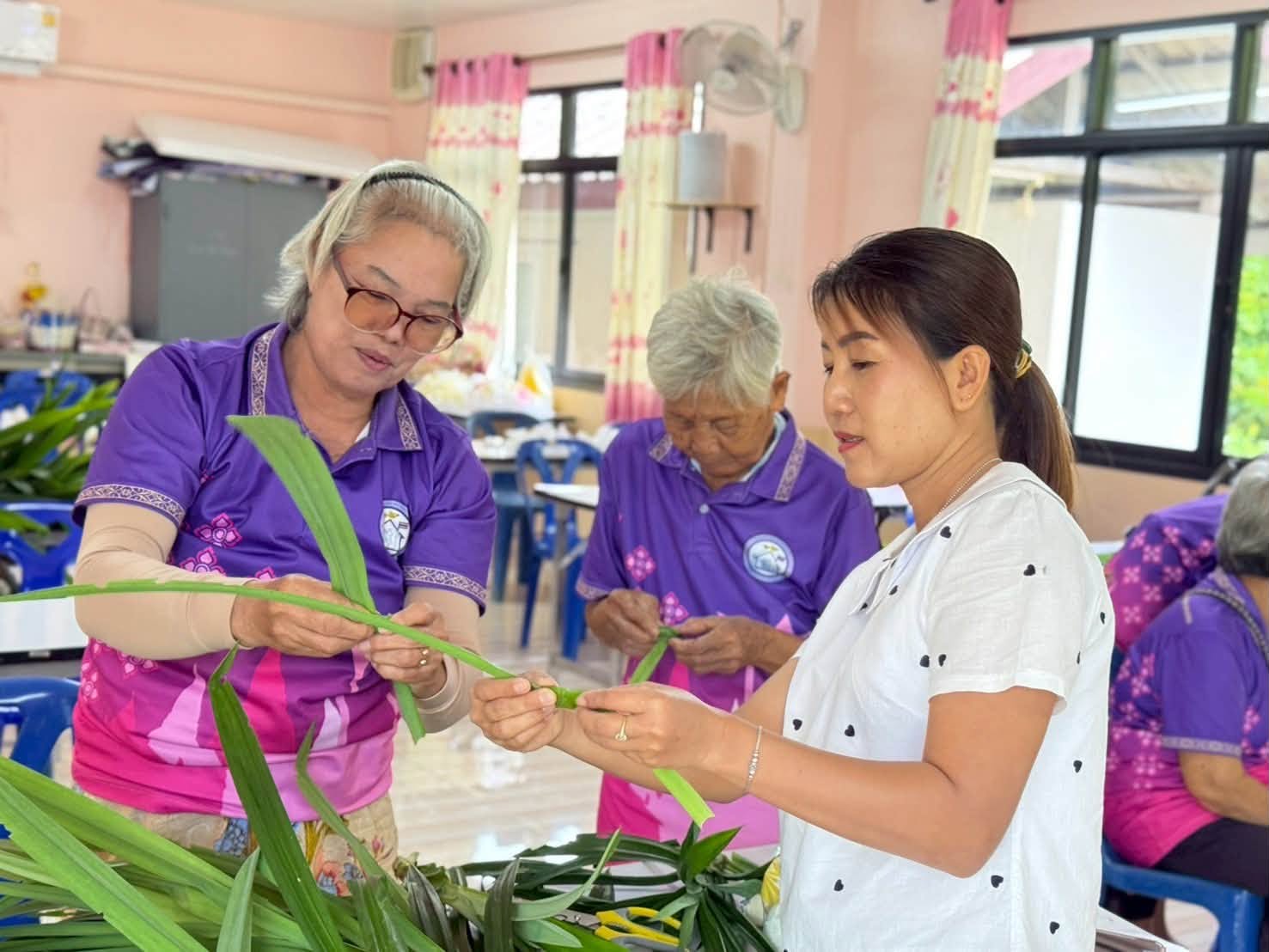 วันที่ 16 กรกฎาคม 2569 ครูศูนย์การเรียนรู้ระดับตำบลปงน้อย ร่วมกับ บรรณารักษ์ห้องสมุดประชาชนอำเภอดอยหลวง ร่วมกิจกรรม โรงเรียนผู้สูงอายุตำบลปงน้อย โดยมีกิจกรรม การประดิษฐ์ดอกไม้จากใบเตย สันทนาการที่น่ารักและอบอุ่น ณ องค์การบริหารส่วนตำบลปงน้อย