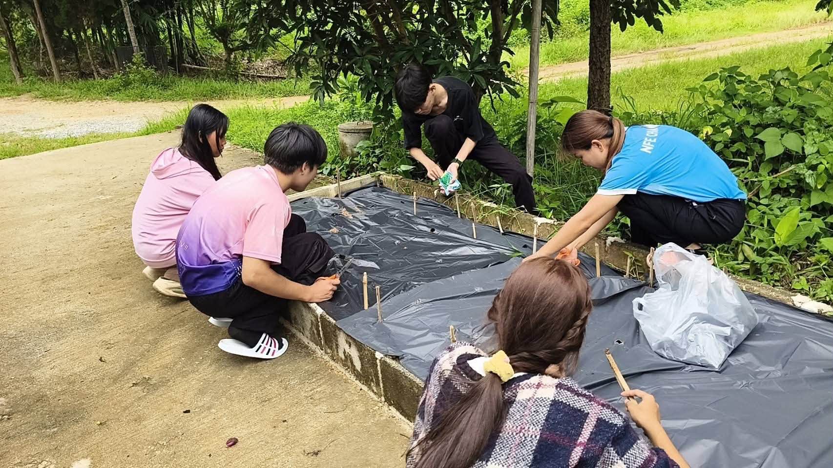 นางสาวพรลภัส โนวิชัย ครู ศกร.ระดับตำบลปงน้อย ร่วมกับนักศึกษาร่วมกันจัดกิจกรรมเพื่อสร้างบรรยากาศในการเรียนรู้ตามหลักปรัชญาของเศรษฐกิจพอเพียง