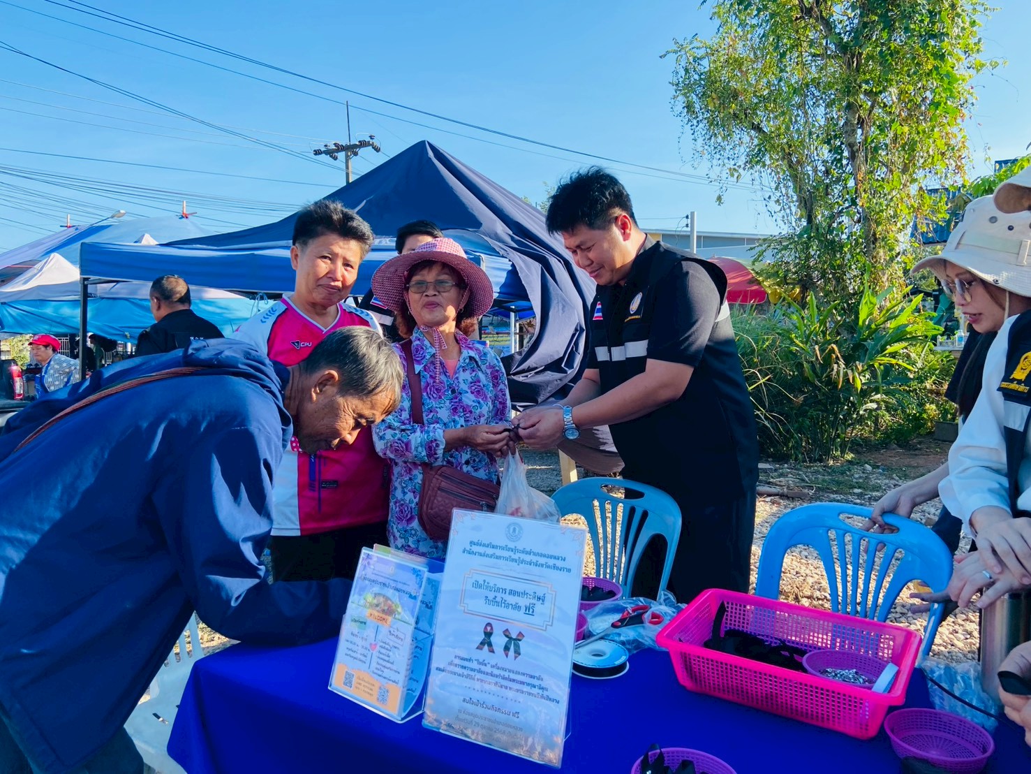 กิจกรรมการสอนทำ “ริบบิ้น” เครื่องหมายแสดงความอาลัย พระผู้เสด็จสู่สวรรคาลัย “สมเด็จพระนางเจ้าสิริกิติ์ พระบรมราชินีนาถ พระบรมราชินีพันปีหลวง