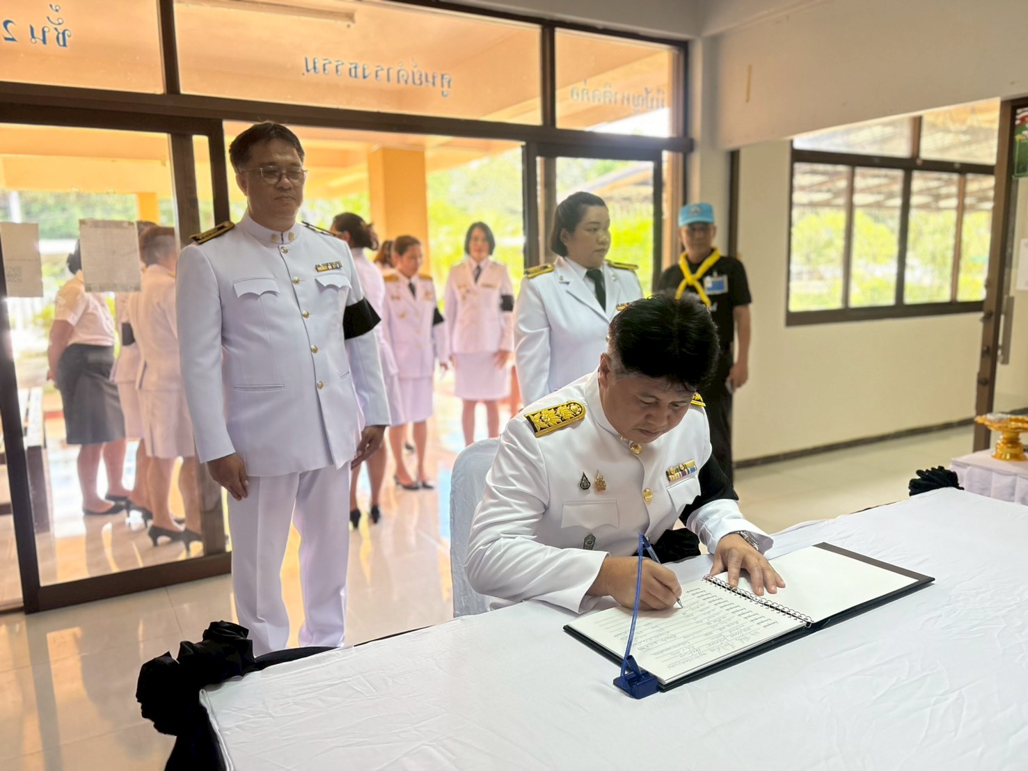 พิธีสรงน้ำเบื้องหน้าพระฉายาลักษณ์ สมเด็จพระนางเจ้าสิริกิติ์ พระบรมราชินีนาถ พระบรมราชชนนีพันปีหลวง และลงนามแสดงความไว้อาลัย