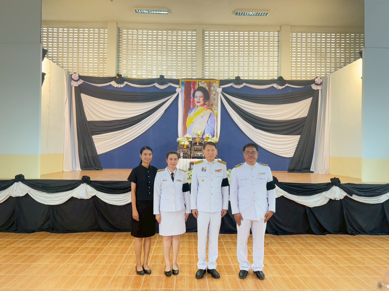 เข้าร่วมพิธีบำเพ็ญกุศลปัณรสมวาร (15 วัน) แห่งการสวรรคต สมเด็จพระนางเจ้าสิริกิติ์พระบรมราชินีนาถพระบรมราชชนนีพันปีหลวง