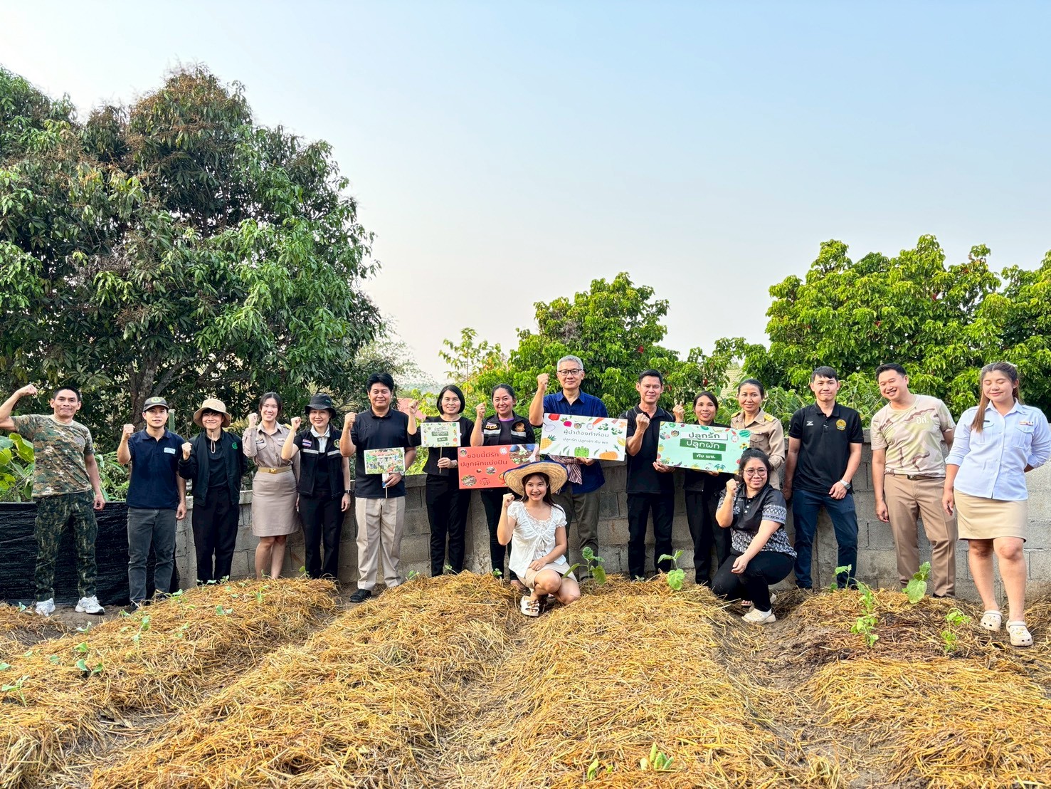 “ผู้นำต้องทำก่อน”ปลูกรัก ปลูกผัก กับ พช.