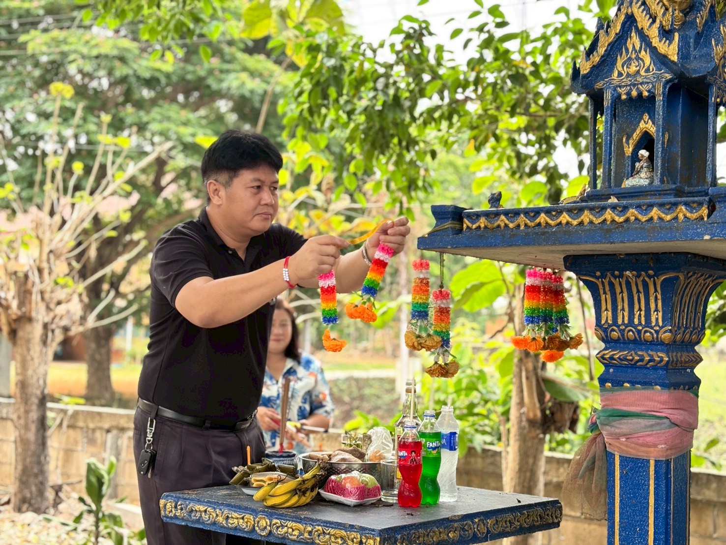 พิธีสรงน้ำพระพุทธรูปและทำบุญไหว้เจ้าที่เพื่อความเป็นสิริมงคล และร่วมรดน้ำดำหัวท่านผู้อำนวยการ สกร.ระดับอำเภอดอยหลวง